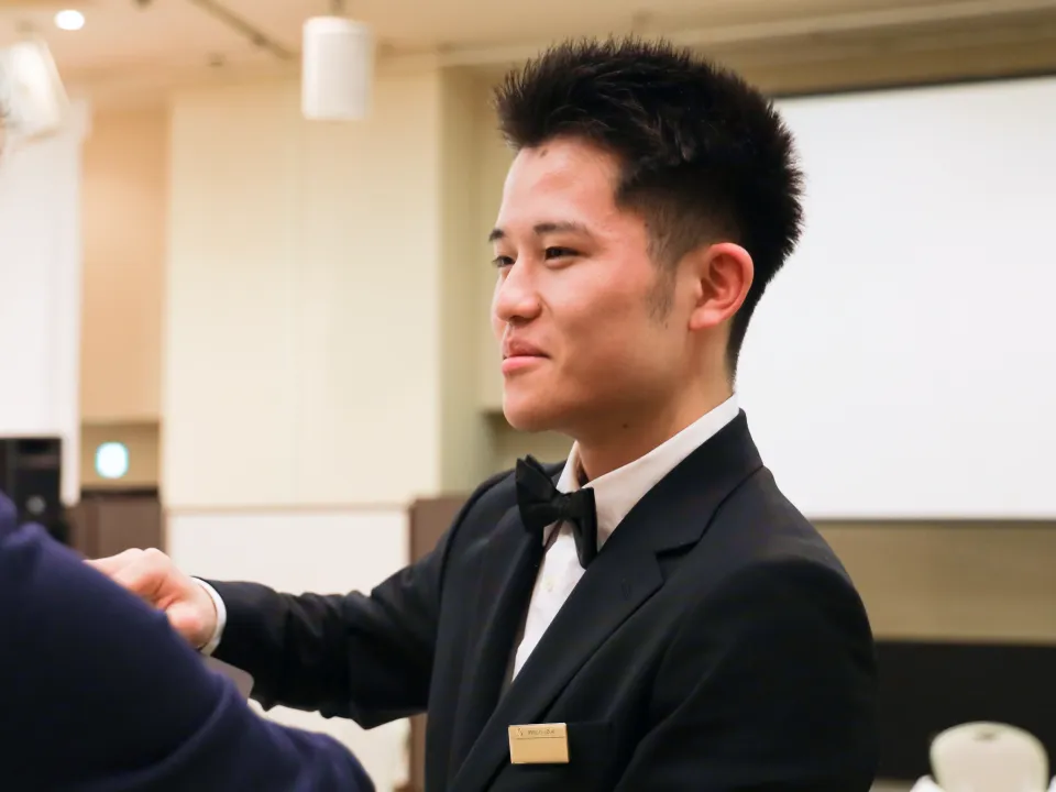 写真：宴会サービススタッフのお仕事の様子