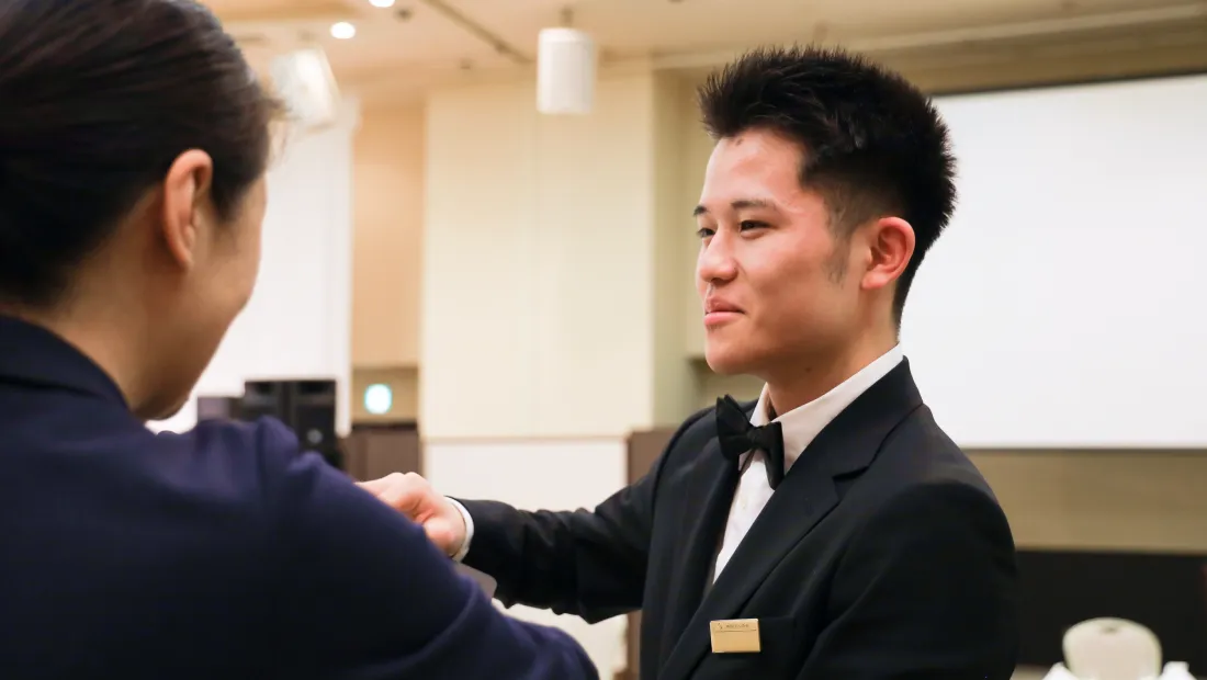 先輩社員が優しくレクチャーします。